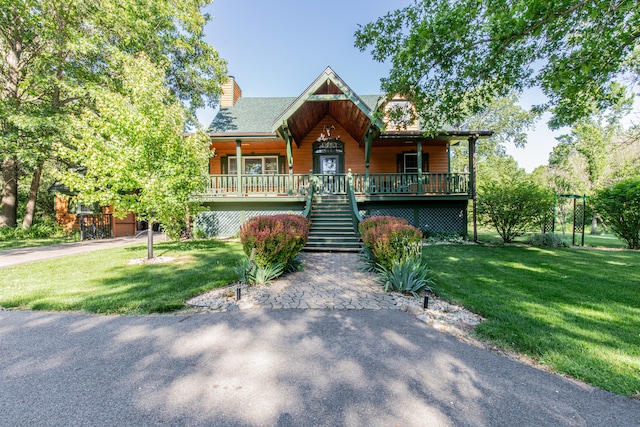 view of front facade featuring a porch and a front lawn