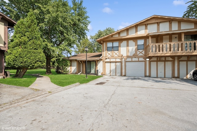 view of front facade with a garage and a front yard