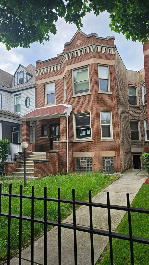 view of front facade with a front yard