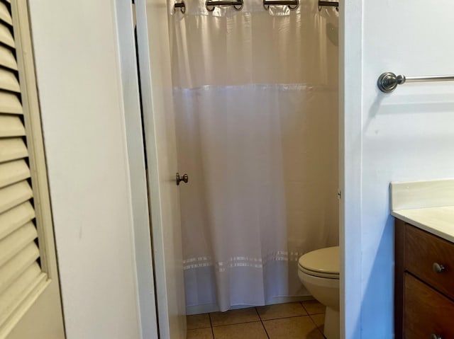 full bath with tile patterned flooring, a shower with shower curtain, toilet, and vanity