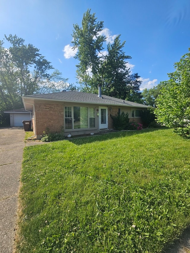 single story home featuring a front yard