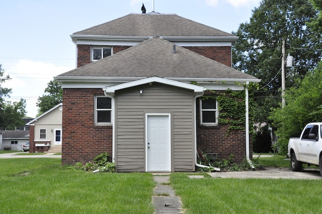 view of front of home with a front lawn