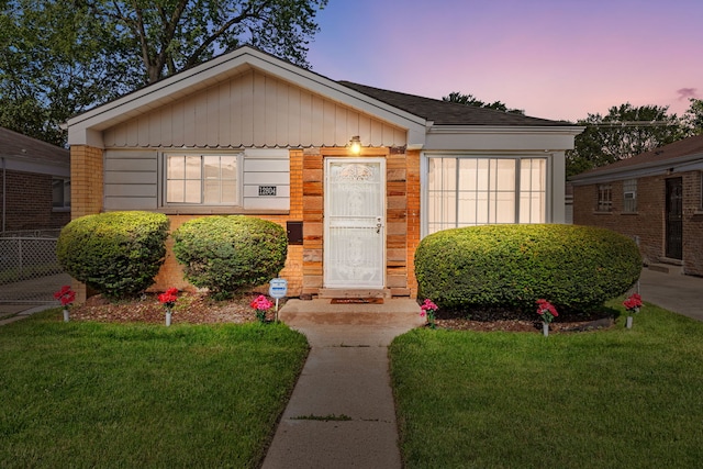 view of front facade with a lawn