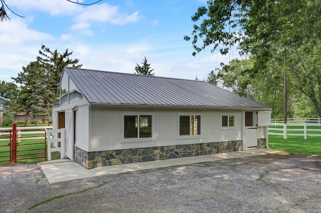 view of front of home featuring a front lawn