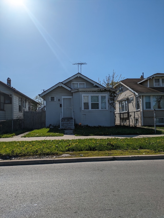 view of front of property featuring a front yard