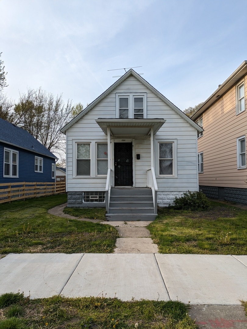 bungalow featuring a front yard