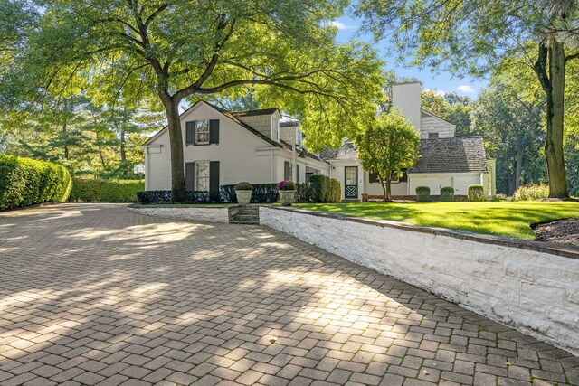 view of front of house with a front lawn