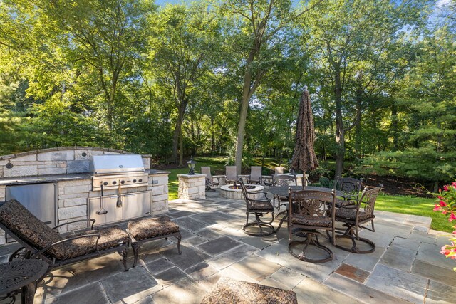 view of patio / terrace with grilling area and exterior kitchen