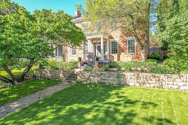 view of front of property featuring a front lawn