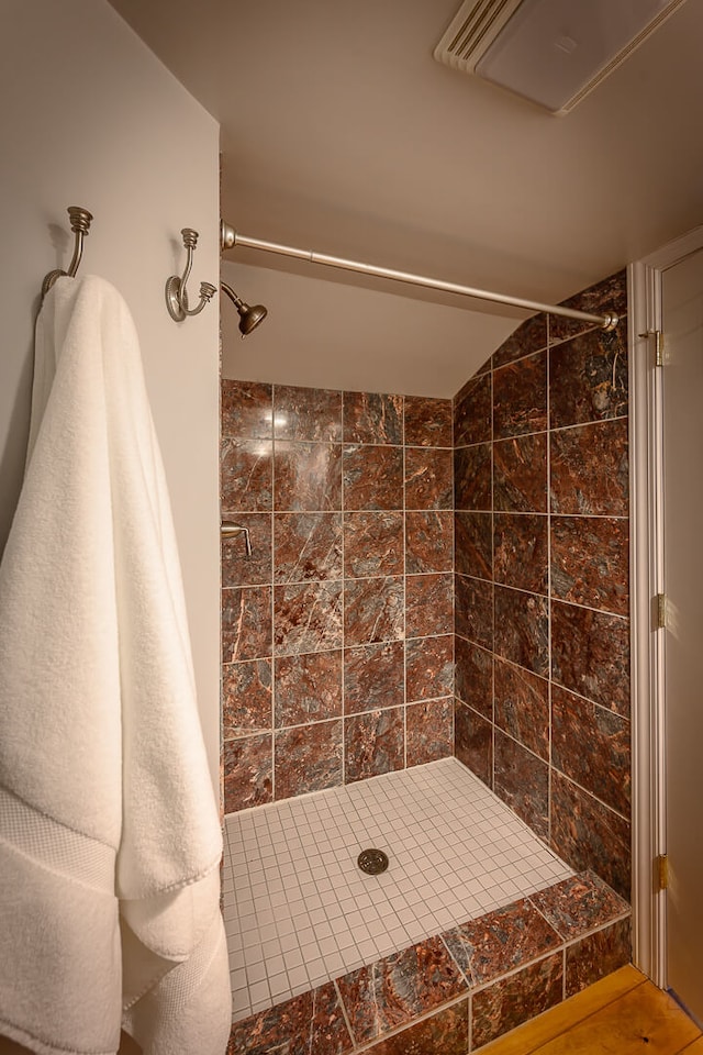 bathroom featuring tiled shower
