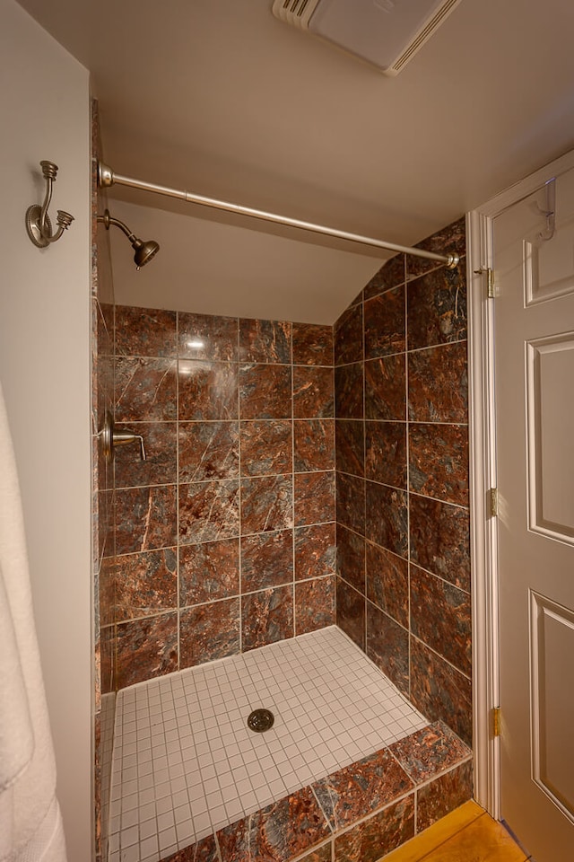 bathroom featuring tiled shower
