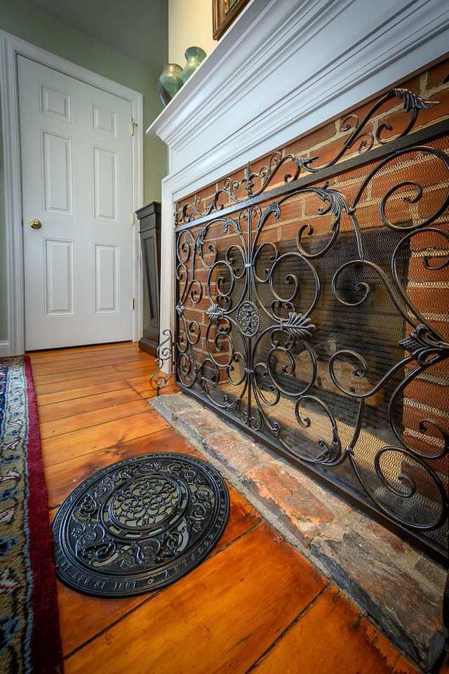 details featuring hardwood / wood-style floors