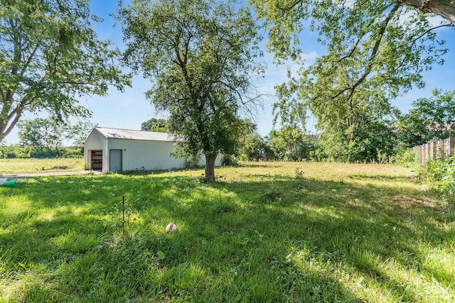 view of yard with an outdoor structure