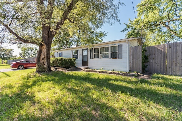 ranch-style home with a front lawn