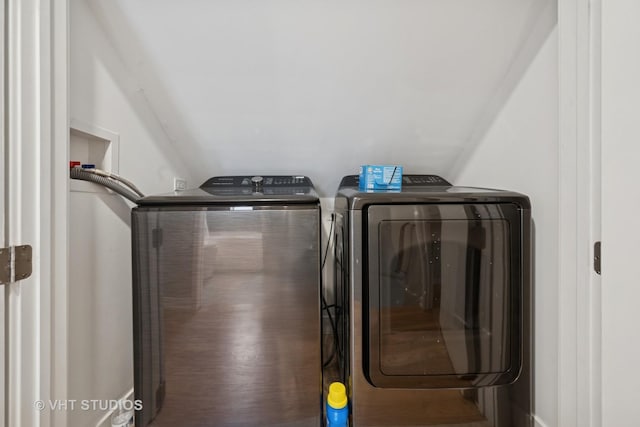 2550 W Thomas St, Chicago, IL 60622 - laundry area with washing machine and clothes dryer