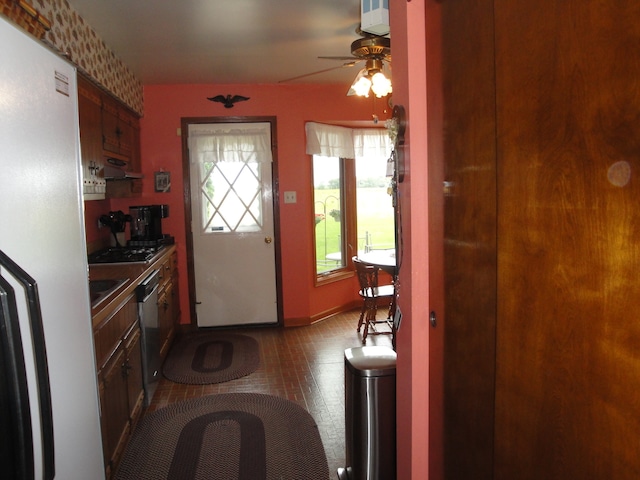 kitchen featuring refrigerator, gas stovetop, ceiling fan, and stainless steel dishwasher