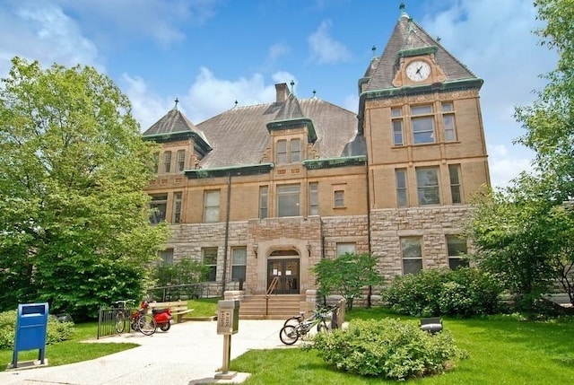 view of front of property featuring a front yard