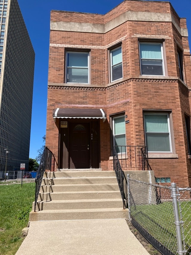 view of front of property featuring a front lawn