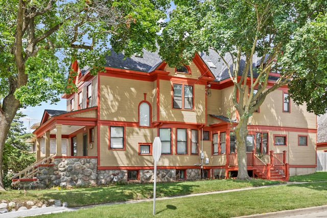 view of front of property with a front yard