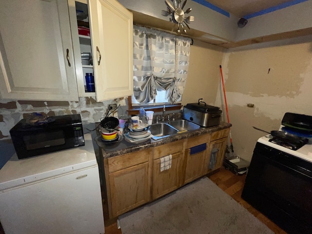 kitchen featuring dark hardwood / wood-style floors, tasteful backsplash, refrigerator, white range, and sink