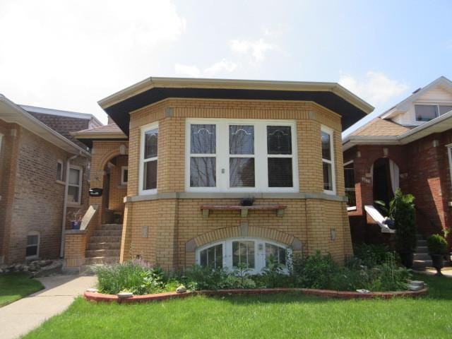 view of front of house featuring a front yard