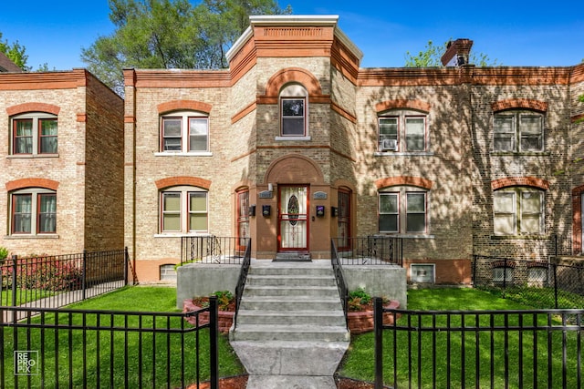 view of front facade featuring a front yard