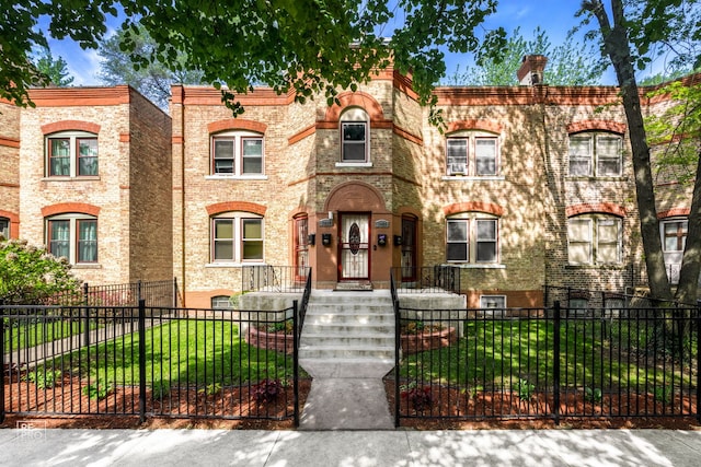 view of front facade with a front yard