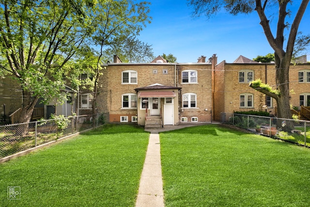 view of front of property featuring a front yard