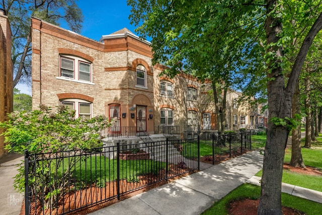 view of front of property featuring a front lawn