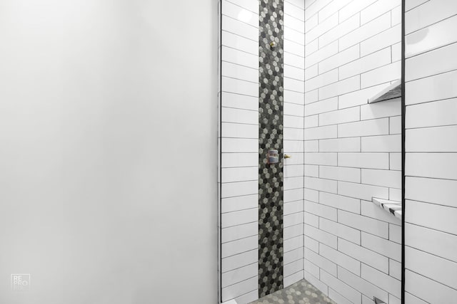 bathroom featuring tiled shower