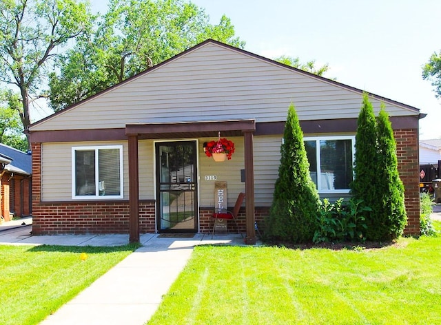 bungalow featuring a front yard