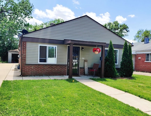 view of front of property featuring a front lawn