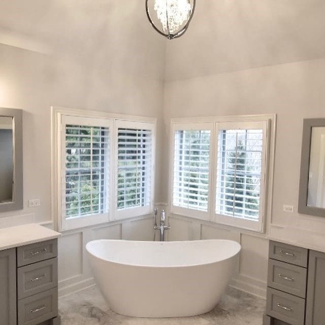 bathroom featuring a bathing tub, vanity, and an inviting chandelier