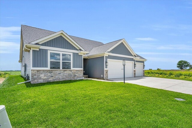 craftsman house featuring a front yard and a garage