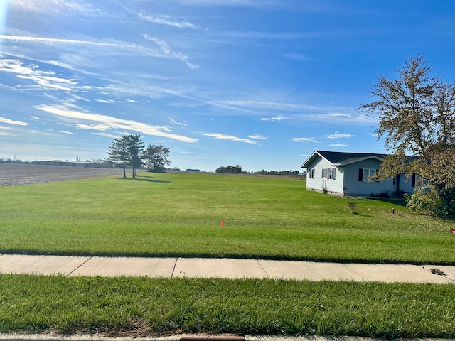 view of yard featuring a rural view