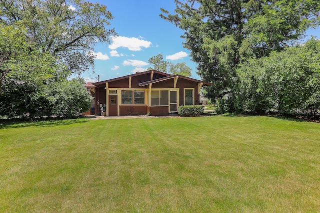 back of house featuring a lawn