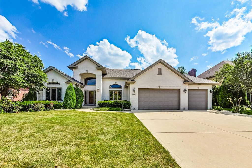 view of front facade with a garage and a front yard