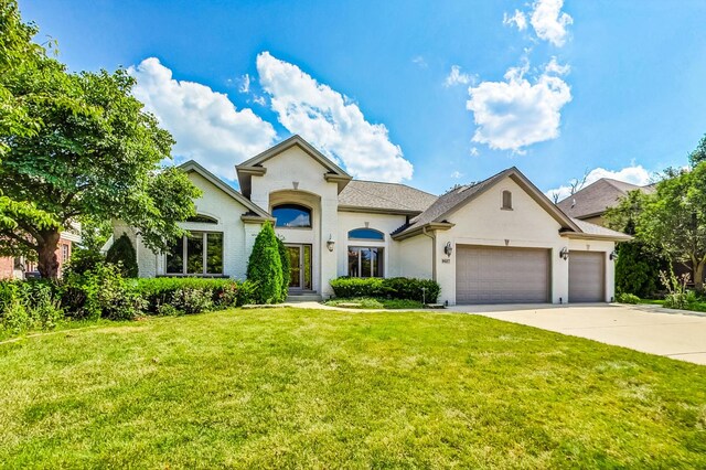 view of front facade featuring a garage and a front lawn