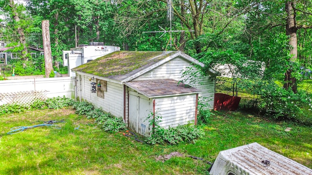 view of outdoor structure featuring a yard