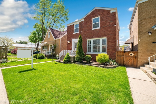 view of front of house featuring a front lawn