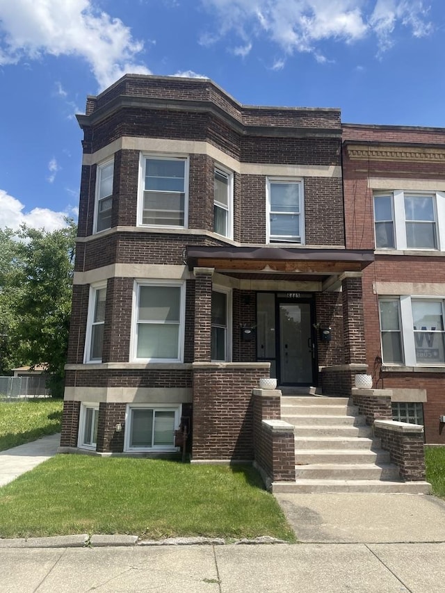 view of front of house featuring a front lawn