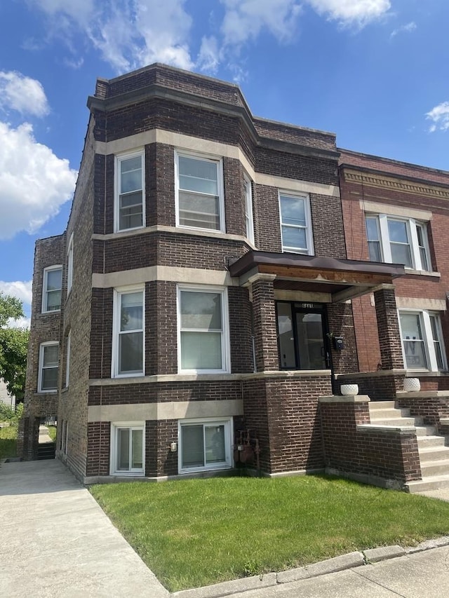 view of front facade with a front yard