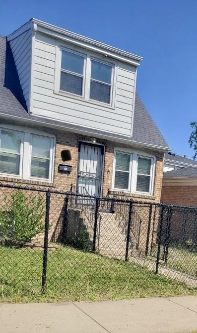 view of front of home featuring a front yard