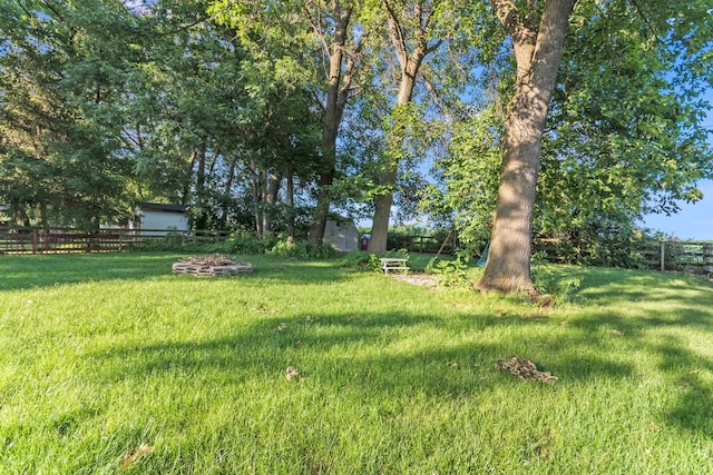 view of yard featuring a fire pit