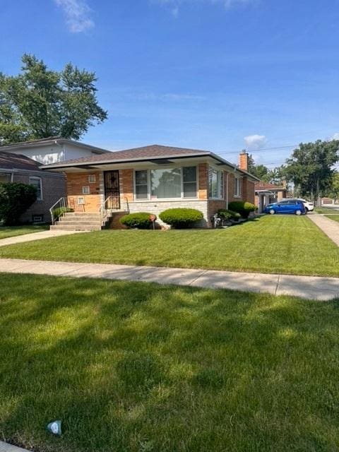 view of front of house featuring a front lawn