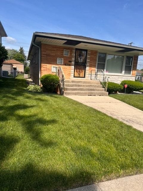 view of front of property featuring a front lawn