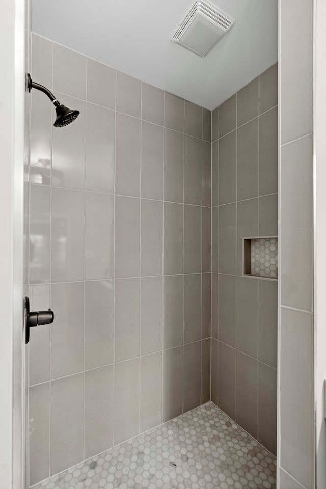 bathroom featuring a tile shower