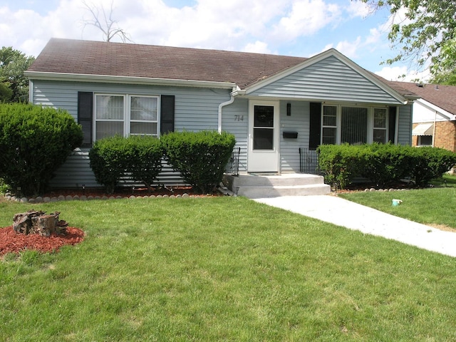 view of front of property featuring a front yard