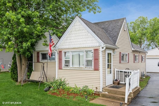 view of front of home with a front lawn