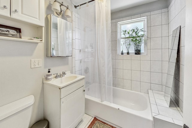 full bathroom with shower / bath combo with shower curtain, vanity, and toilet